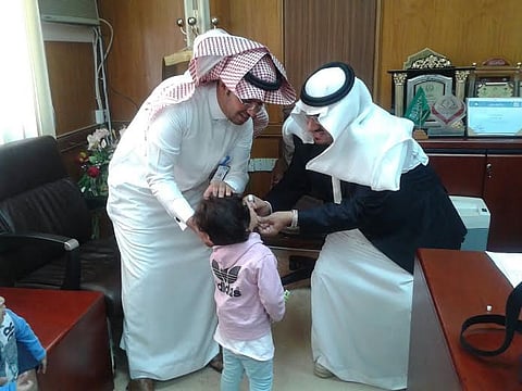 تدشين الجرعة الأولى لحملة التطعيم ضد شلل الأطفال في طريب