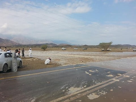 شاهد .. أمطاراً غزيرة على ينبع النخل والقرى المجاورة