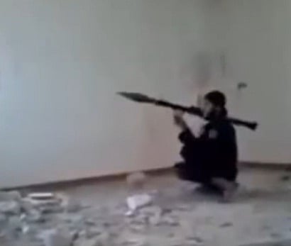 بالفيديو.. رواد الإنترنت يسخرون من داعشي  فجّر نفسه بقذيفة "آر بي جي"