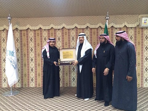 مدير جامعة القصيم يكرم منقذي معلمات حادثة عقلة الصقور