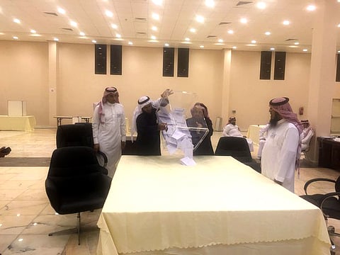 بالصور.. "سبق" ترافق الناخبين.. وتوثق عملية الفرز