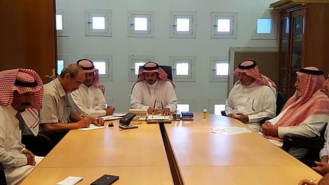أبها.. رئيس بلدية طريب يبحث أسباب تعثر المشروعات