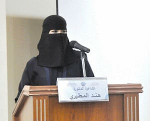 شاعرة القصيدة الأزمة هند المطيري لـ"سبق": ادعاءات "كاتب" غير صحيحة