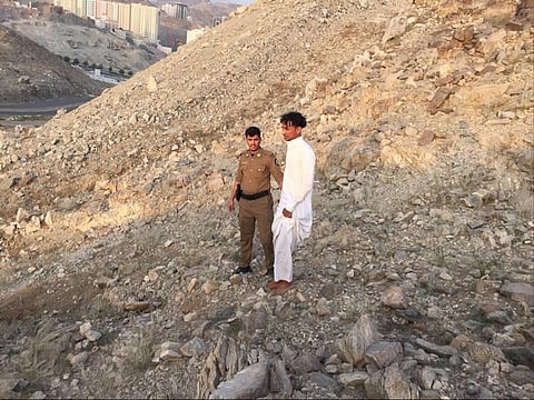 شاهد.. رجال الضبط الميداني يتتبعون المخالفين في قمم الجبال 