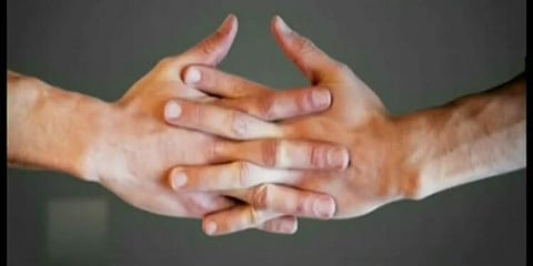 استشاري عظام: طقطقة الأصابع تؤدي إلى تآكل الغضاريف