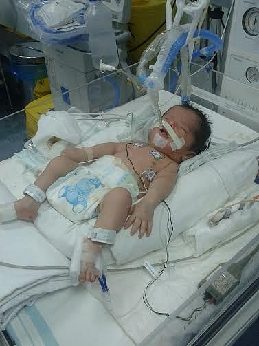 الطفل "الحارثي" يـعاني تضخماً في القلب.. والمستشفيات العسكرية ترفض الحالة