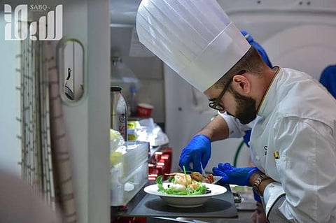 شاهد.. "شيف سعودي" يعد أشهى الوجبات للمسافرين على متن طائرة الأحلام