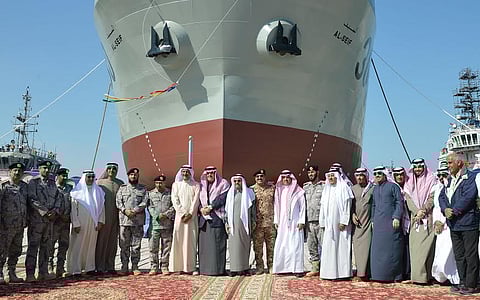 الكويت تتسلم سفينتين عسكريتين صُنعتا بالسعودية بنسبة 100%