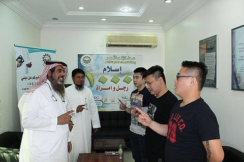 ثلاثة أشقاء فلبينيين يُشهرون إسلامهم بمكتب جاليات الحمراء بجدة