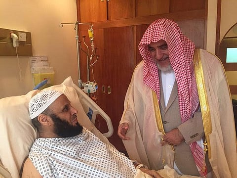بالصور.. وزير الشؤون الإسلامية يطمئن على صحة "القرني"