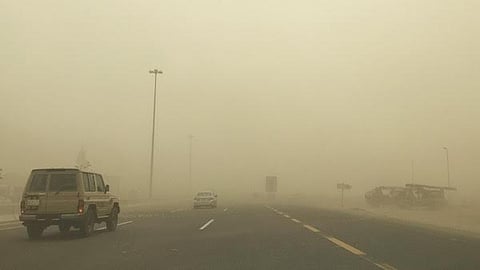 "مدني جدة": بلاغات لسقوط أعمدة وأشجار.. والتنبيه المتقدم مستمر لـ 6 مساء