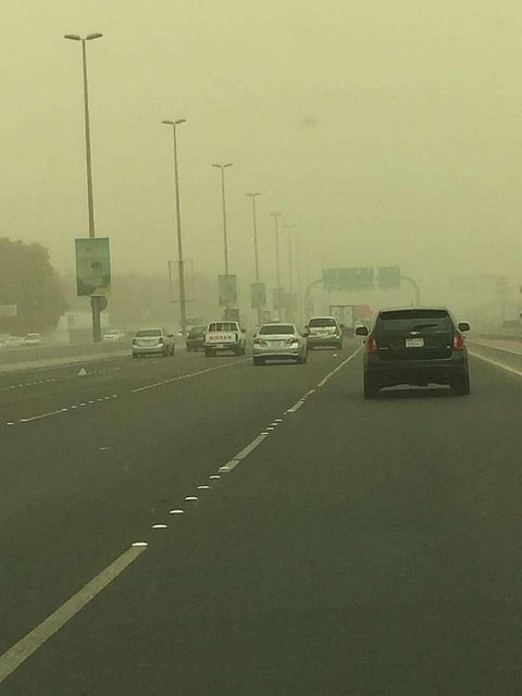 العواصف الرملية تستمر على جدة .. و"المرور": سجّلنا 15 حادثاً