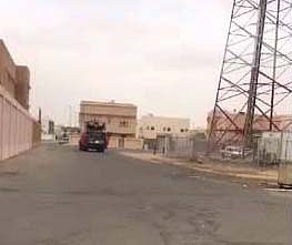 بالفيديو.. مواطن بينبع يوثق جمع العمال العلب الفارغة وتركهم النفايات