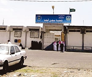 حدث في سجن أبها.. تظلمات نزلاء تطورت لإضراب عن الطعام والشرطة العسكرية تتدخل