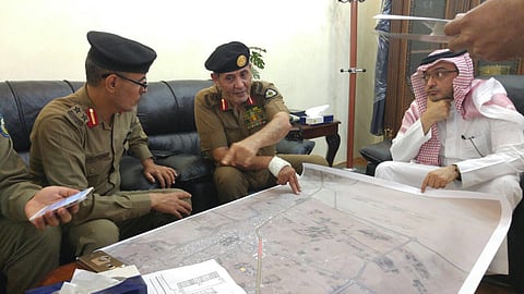 شاهد.. القيادة الأمنية بجازان تتفقد طرق ومشروع جسر صامطة