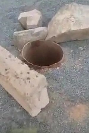"مدني جدة" يزيل خطر "بئر مكشوفة"