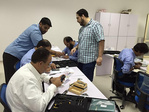 دورات تخصصية في أساسيات صيانة الهواتف الذكية لمدربي صناعي جدة