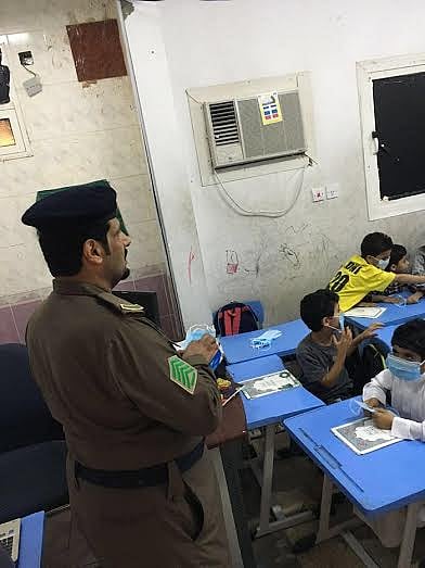 موزّع الكمّامات على الطلاب مستغرباً تداول صورته: ما قمت به مسؤولية