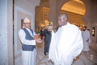 ضيوف خادم الحرمين يصلون مكة ويتسابقون على زمزم