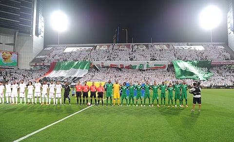 بالصور .. مدرجات الإمارات تتغنى بـ"حُب السعودية"