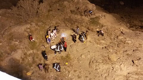 شاهد.. شاحنة تهوي بقائدها 400 متر في وادي بالباحة وتؤدي لوفاته