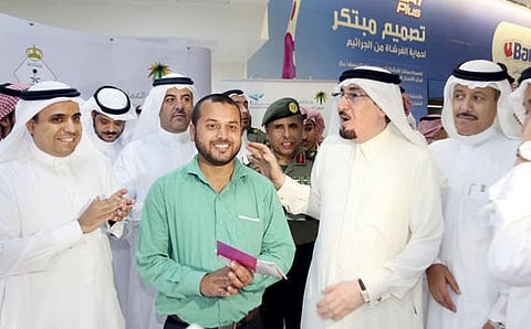 "العمل": منح الوافدين شريحة اتصال مجانية بمجرد دخولهم المملكة