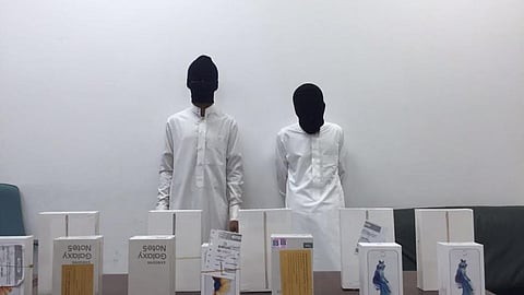 الإطاحة بعصابة الثلاثة ببريدة .. سرقوا جوّالات وأجهزة قيمتها 200 ألف ريال