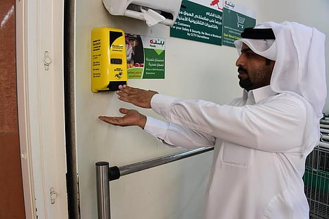 إلزام الأسواق المركزية بالجبيل بتوفير معقم الأيدي