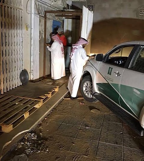 شاهد.. إغلاق مستودع ببقعاء يخزن الأدوية بدورات مياه