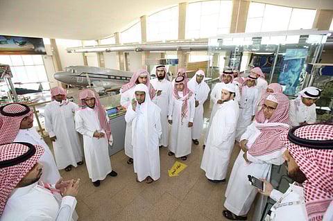 المشاركون في "جائزة الملك سلمان القرآنية" يتعرفون إلى متحف "صقر الجزيرة"