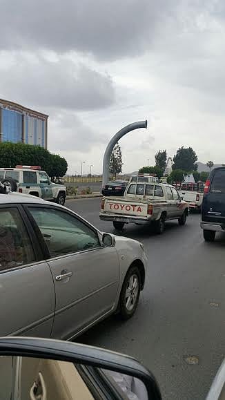 سقوط لوحة إرشادية ضخمة في "مسرة الطائف"