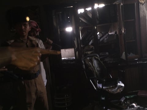 شاهد.. الدفاع المدني يباشر حريقاً بمبنى بلدية الطوال