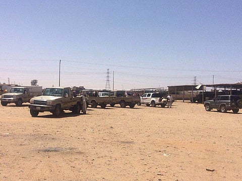 تيماء.. استمرار استغلال مظلات سوق الأغنام لعرض مركبات للبيع