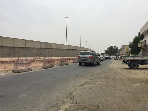 شاهد .. سائقون وسكان يشكون توقف مشروع كوبري الشرائع الجديد
