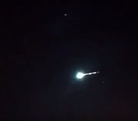 بالفيديو .. "كرة نارية" تحيل ليل قرية "مرامية العيص" نهاراً