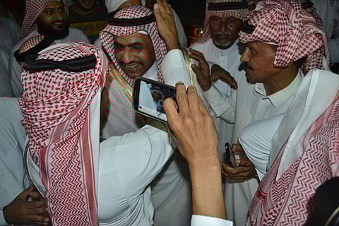 شاهد بالخيول.. أهالي المسارحة يحتفلون بالجندي "عرّاج" بعد عودته من احتجازه
