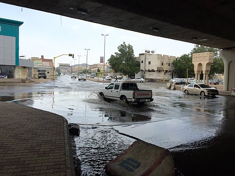 عدسة "سبق" توثّق وتكشف سوء تصريف الأمطار بأحياء مكة