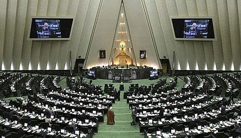 البرلمان الإيراني يطرد نائبة شابة ويجردها من مقعدها.. والمبرر أنها تصافح الرجال