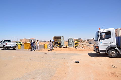 شاهد.. صعق كهربائي بأحد المحولات الأرضية يصيب مقيمين بالجوف