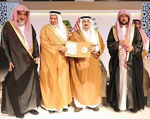 أمير الرياض يكرم رئيس جمعية "خيركم"