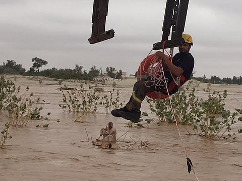 خلال التقلبات الجوية.. 100 حالة احتجاز وانتشال وإنقاذ عوائل وأطفال