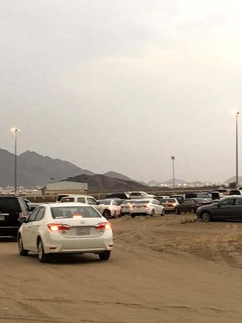 شاهد.. الأجواء الممطرة تُخرج أهالي مكة إلى المغمس