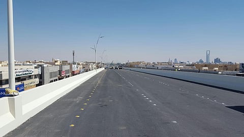 بالصور.. فتح الحركة على الجسر الشرقي بتقاطع طريق الملك عبدالعزيز مع الإمام سعود