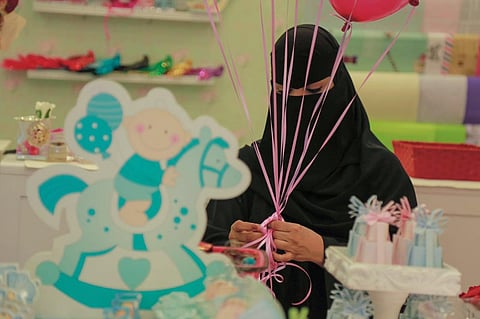 ​رحلة كفاح شابة سعودية.. بدأت بـ"الضمان" وتكللت بتملك متجر هدايا واحتفالات