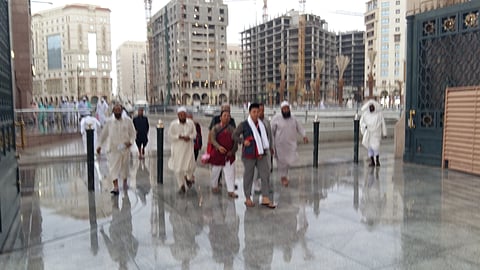 بالصور.. "سبق" ترصد هطول الأمطار بساحات المسجد النبوي الشريف