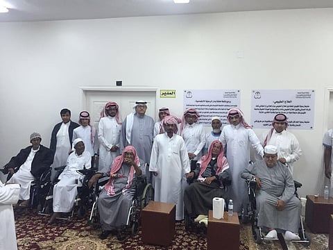 فريق"رد الجميل" يزور نزلاء دار المسنين بالطائف