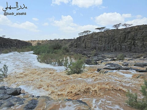 شاهد.. جريان السيول في أودية المدينة المنورة لليوم الثاني