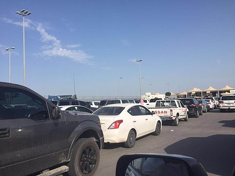 تعطل نظام الجوازات في الخفجي والرقعي يكدس المئات من المسافرين