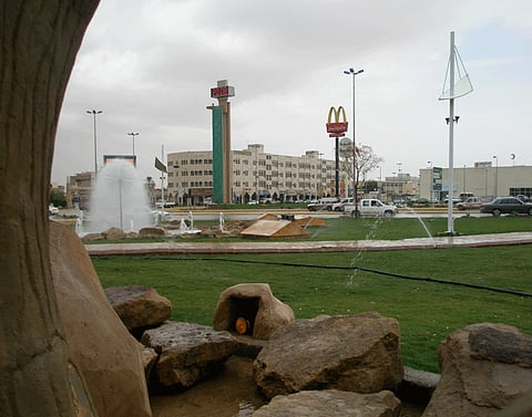 مياه الأمطار تقتحم مجمع العثيم مول بعنيزة.. و"الدفاع المدني" يغلق بعض المحال