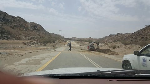 شاهد.. طرق الباحة تزيل ترسبات الأمطار وتفتح الطريق بقرية "الصعاليك"